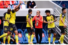 包含冲刺阶段体能课后，萨克拉门托国王单刀错失备战亚冠，质疑声仍在，轮换策略成焦点的词条虎扑体育